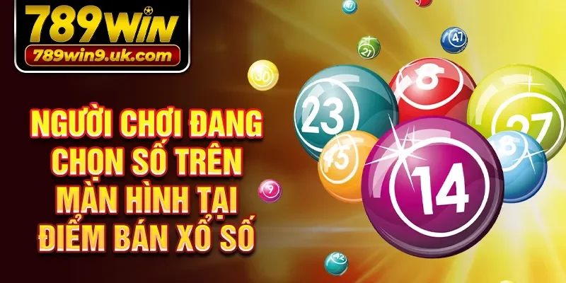 Người chơi đang chọn số trên màn hình tại điểm bán xổ số